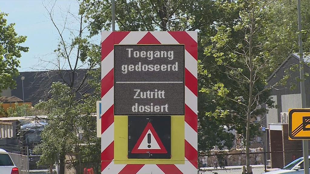 Lange Autoschlangen Richtung Einkaufzentrum Roermond Foto: Jungmann