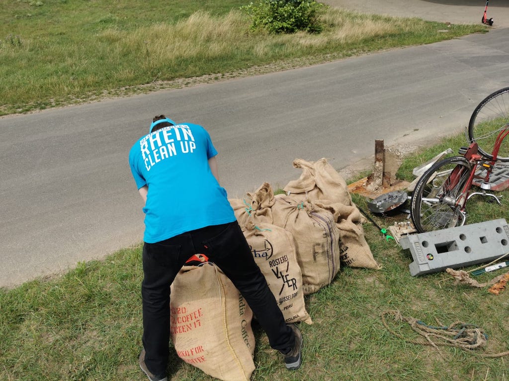 Blockblocks Rhein Cleanup sammelt 250 kg Müll auf den Rheinwiesen