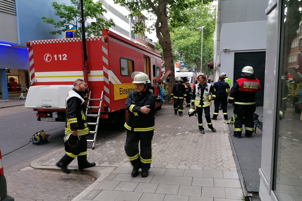 Einsatzkräfte von Feuerwehr, Polizei und THW Foto: LOKALBÜRO