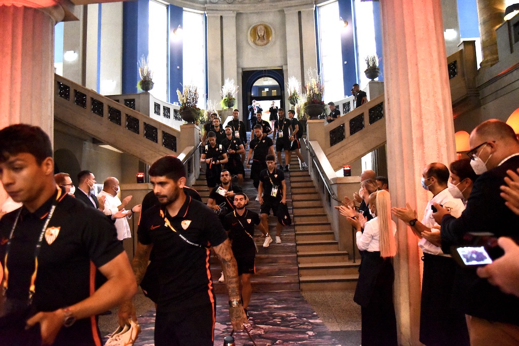 Abreise der Mannschaft zum Finalspiel Foto: LOKALBÜRO