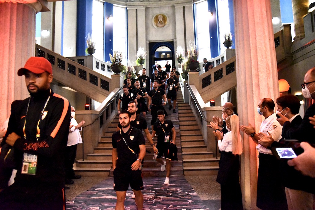 Abreise der Mannschaft zum Finalspiel Foto: LOKALBÜRO