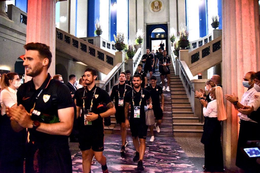 Mitarbeiter*/innen vom Andreas Quartier stehen für die Mannschaft von FC Sevilla Spalier