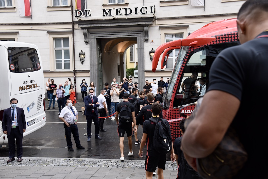Abreise der Mannschaft zum Finalspiel Foto: LOKALBÜRO