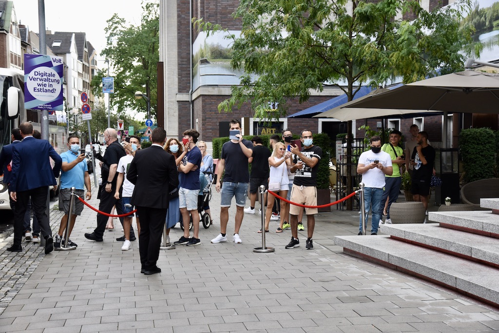 Fans beklatschen die Mannschaft Foto: LOKALBÜRO