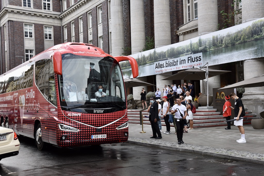 Abreise der Mannschaft zum Finalspiel Foto: LOKALBÜRO