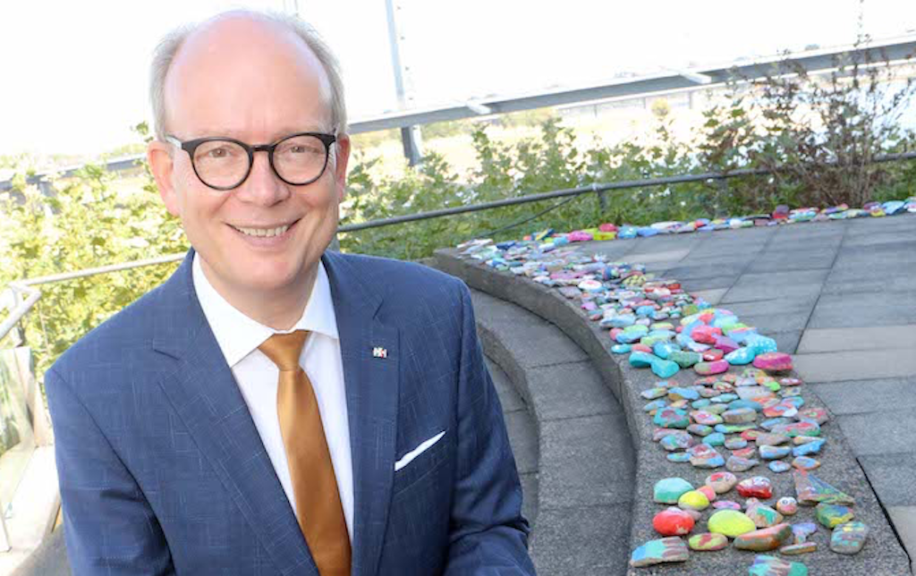 Kinder bringen rund 5.000 bunte Wunsch-Steine zum Landtag