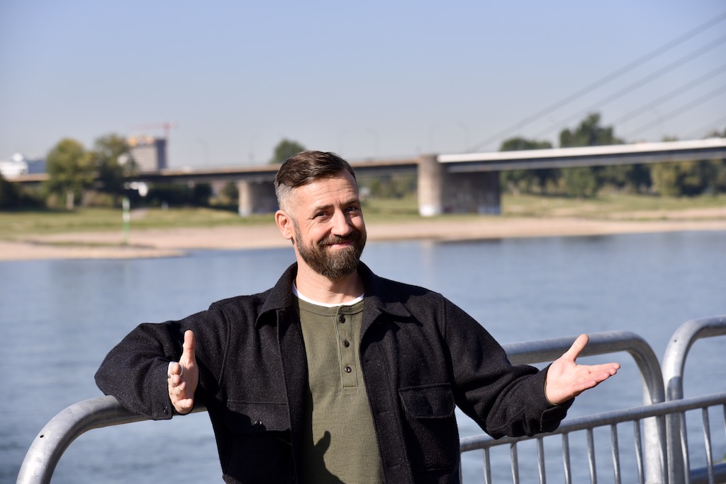 Bürger Lars Dietrich zum Interview am Rhein