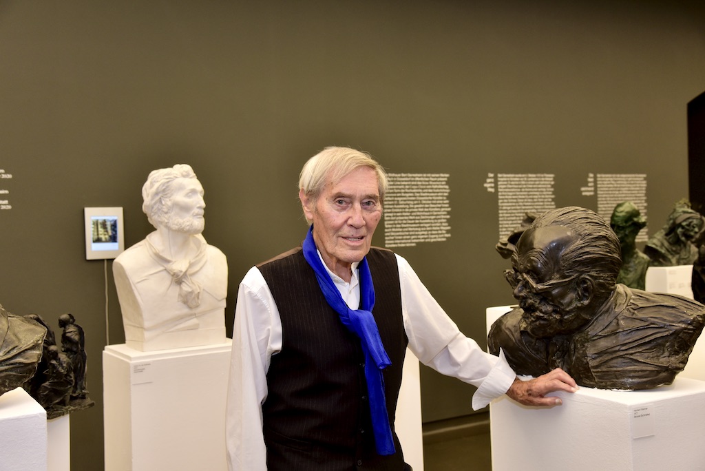 Künstler Bert Gerresheim schenkt dem Stadtmusem einen Werkblock mit 399 Exponaten