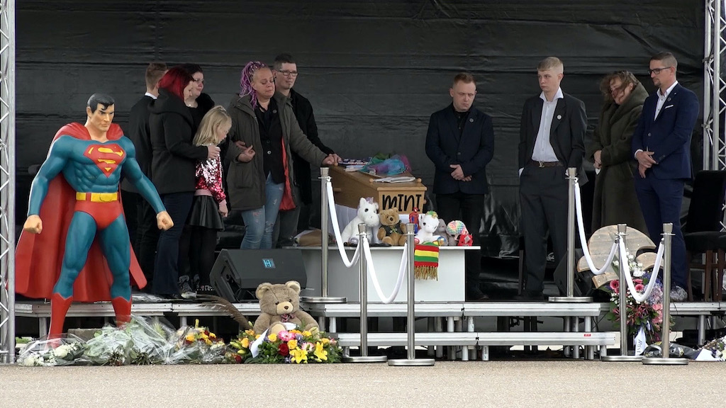 Drive-In Beerdigung für Kyan, den ewigen Prinzen