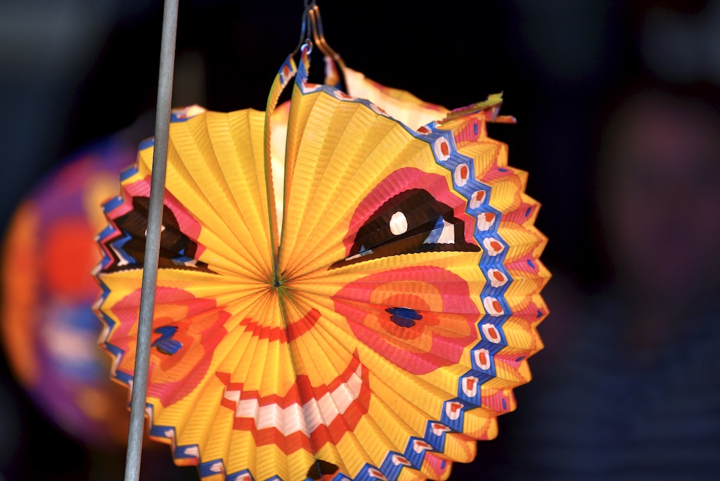 Fortuna lässt gebastelte Martinslaternen auf Südtribüne erstrahlen