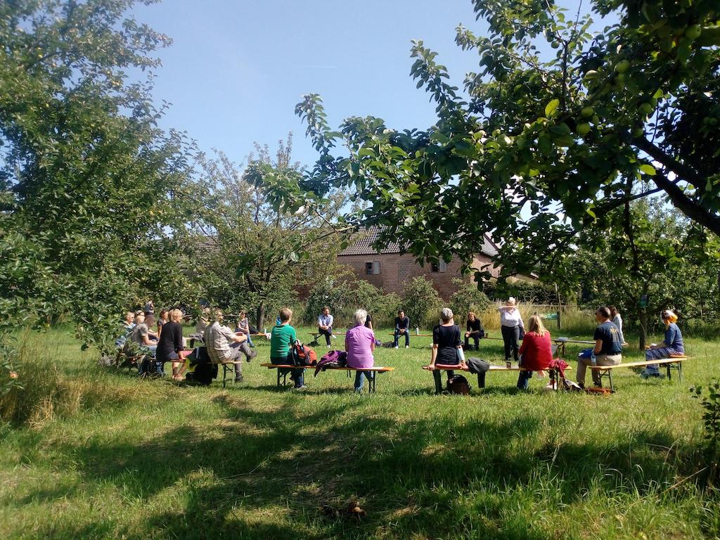Frisch ausgebildete Naturschützer*innen erhalten ihr Zertifikat