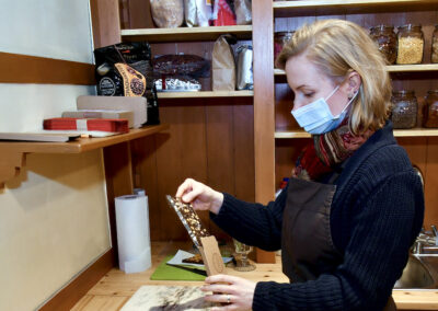 Verpacken der Wunschtafel Foto: LOKALBÜRO