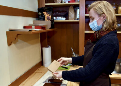 Verpacken der Wunschtafel Foto: LOKALBÜRO