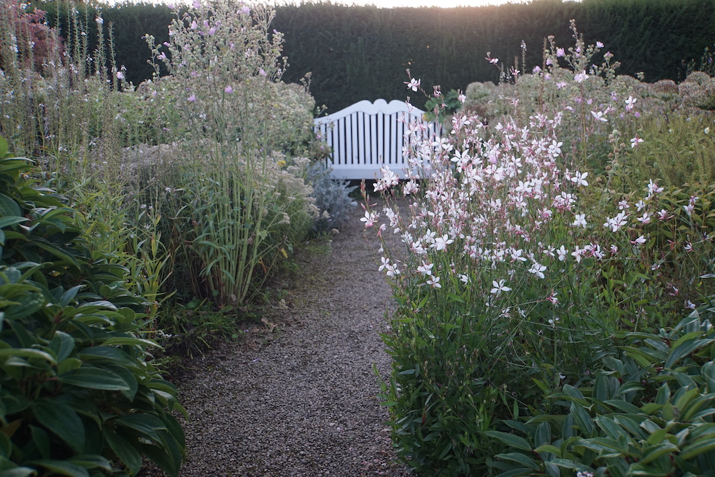 Blick über den Gartenzaun bei der “Offenen Gartenpforte”