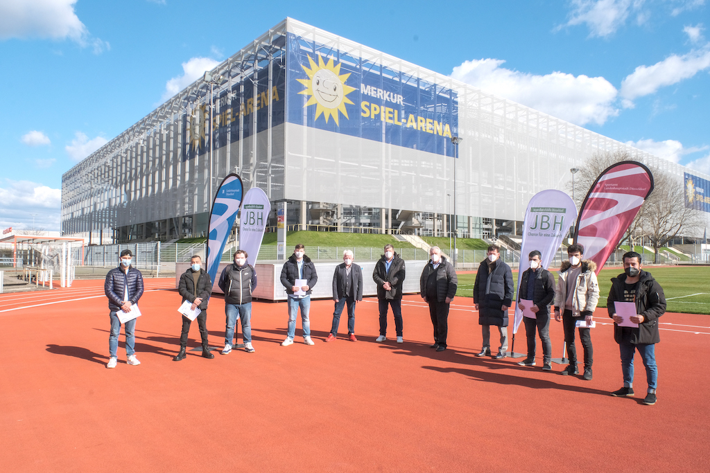 Zertifikate an Fußball-Nachwuchstrainer im Arena Sportpark übergeben