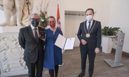 Jenny Jürgens mit Verdienstplakette der Landeshauptstadt ausgezeichnet