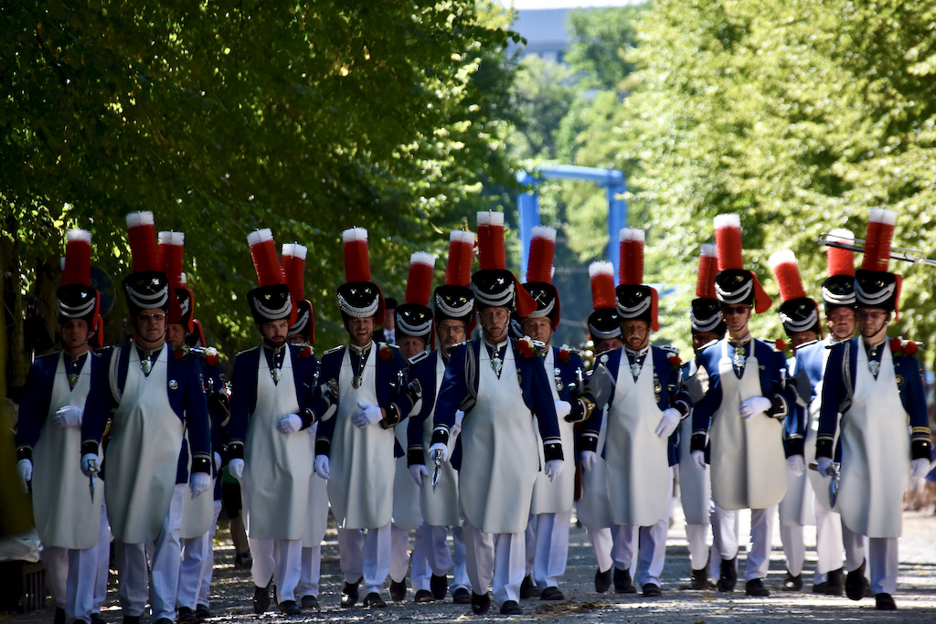 OB Dr. Keller im Gespräch mit Düsseldorfer Schützen
