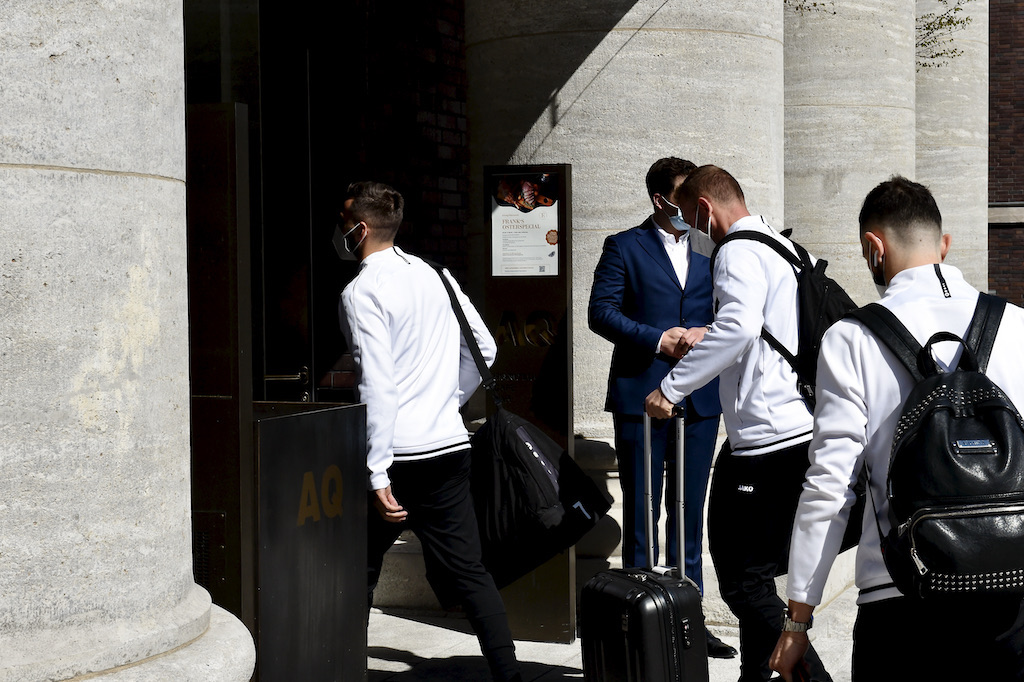 Nordmazedonische Fußballnationalmannschaft in Düsseldorf angekommen