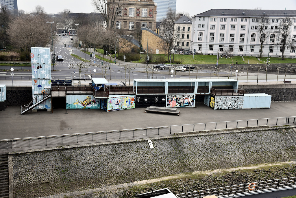 Schrottplatz-Charme am Flußbett