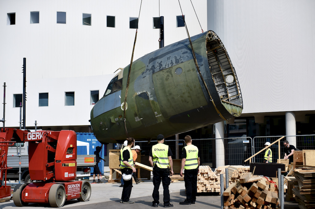 Was macht ein Flugzeug auf dem Gustaf-Gründgens-Platz