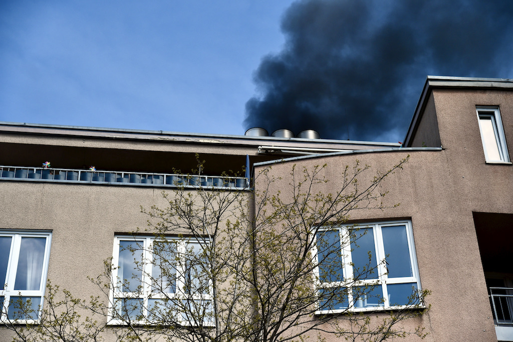 Dachstuhlbrand in einem zweigeschossigen Haus