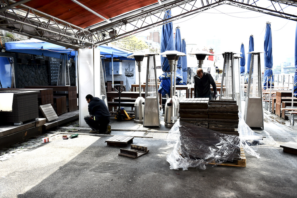 Aufbau der Außengastronomie an den Kasematten Foto: LOKALBÜRO