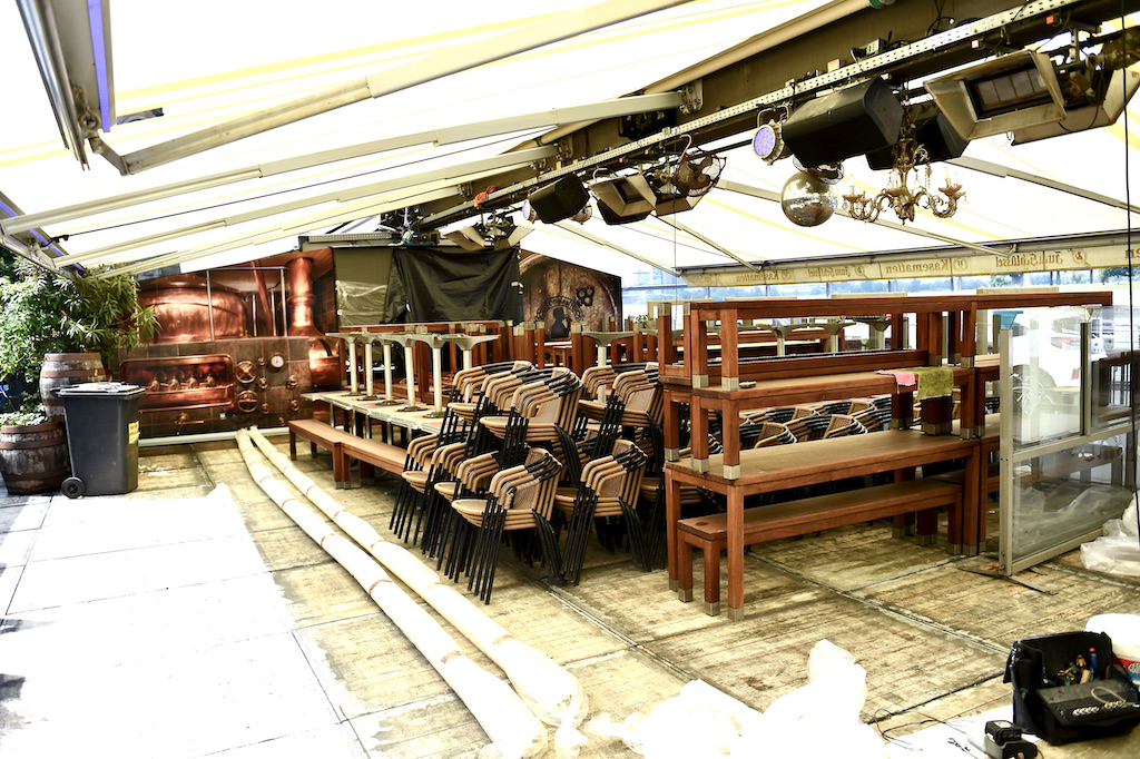 Aufbau der Außengastronomie an den Kasematten Foto: LOKALBÜRO