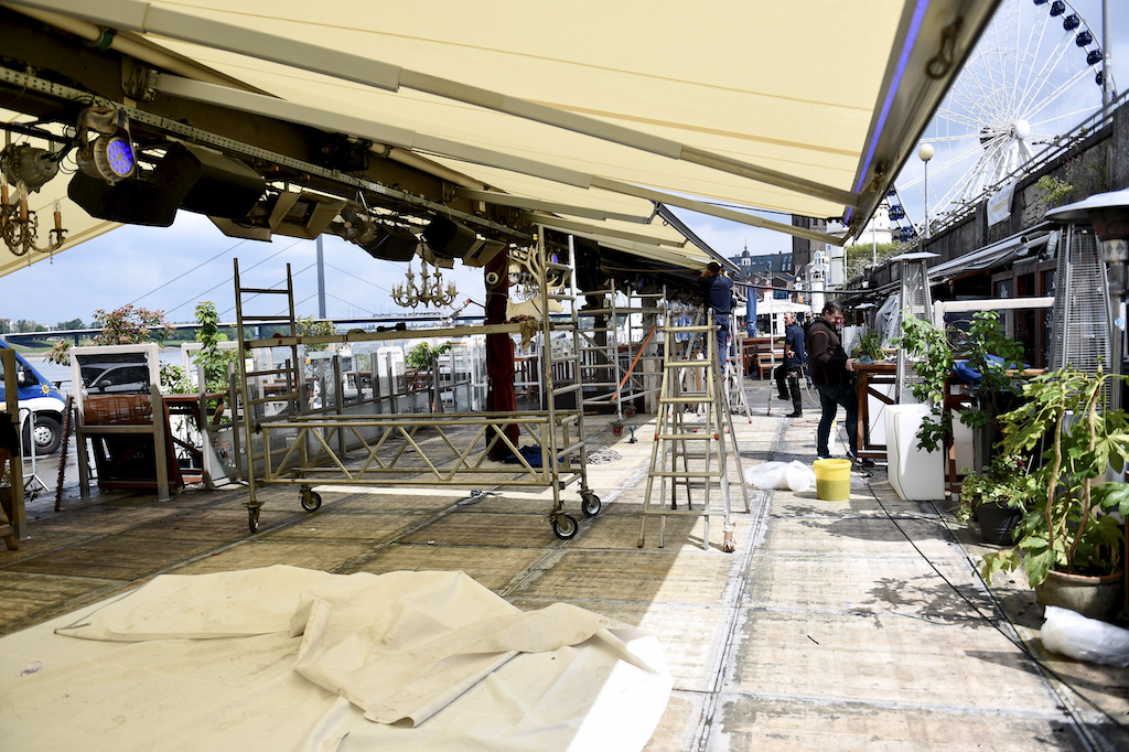 Aufbau der Außengastronomie an den Kasematten Foto: LOKALBÜRO