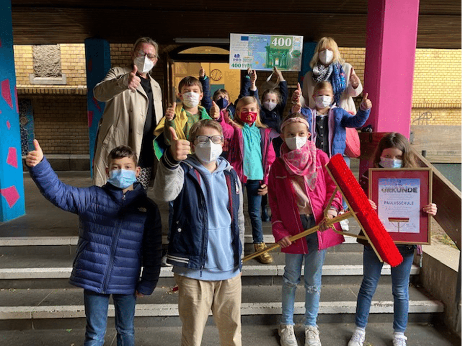 Schülerinnen und Schüler der Paulusschule, Konrektorin Ulrike Feuerpeil sowie Alexandra Heidrich von der Elternpflegschaft Foto: Pro Düsseldorf