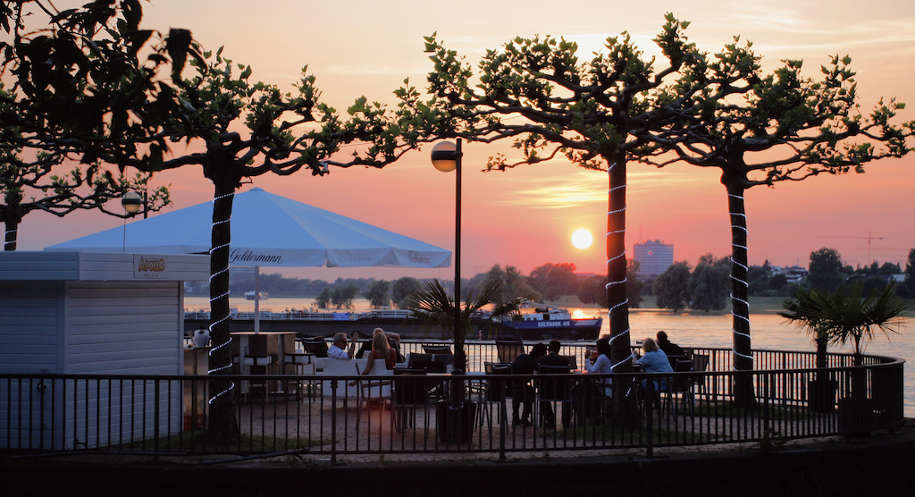 Roncalli’s Apollo Varieté öffnet Rhein Rondell und Außenterrasse des Restaurants