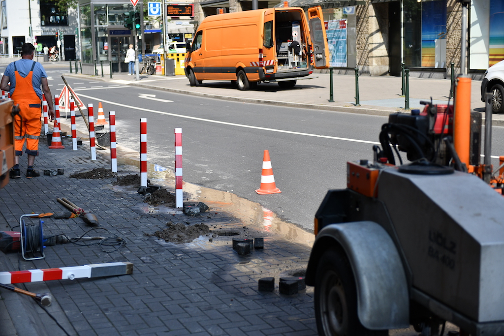 Steckpoller für die Hotelvorfahrt vor dem Breidenbacher Hof