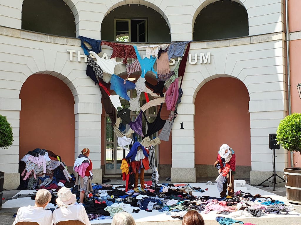 Tanz- und Objekttheaterstück KLAMOTTEN feiert erfolgreich Premiere vor dem Theatermuseum Düsseldorf