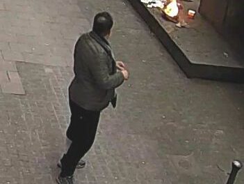 Öffentlichkeitsfahndung nach Feuer an Gedenktafel
