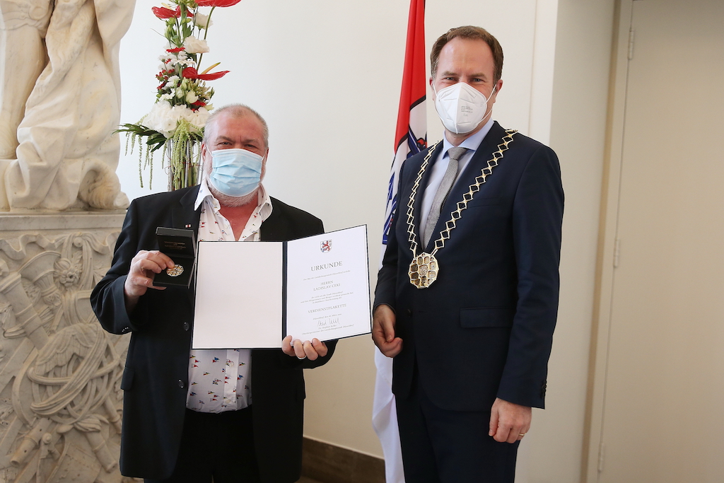 Ladislav Ceki mit Verdienstplakette der Landeshauptstadt Düsseldorf ausgezeichnet