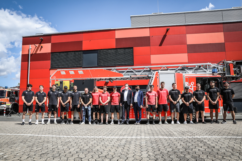 Düsseldorfer EG, Krefeld Pinguine und Kölner Haie messen sich im Feuerwehrcontest