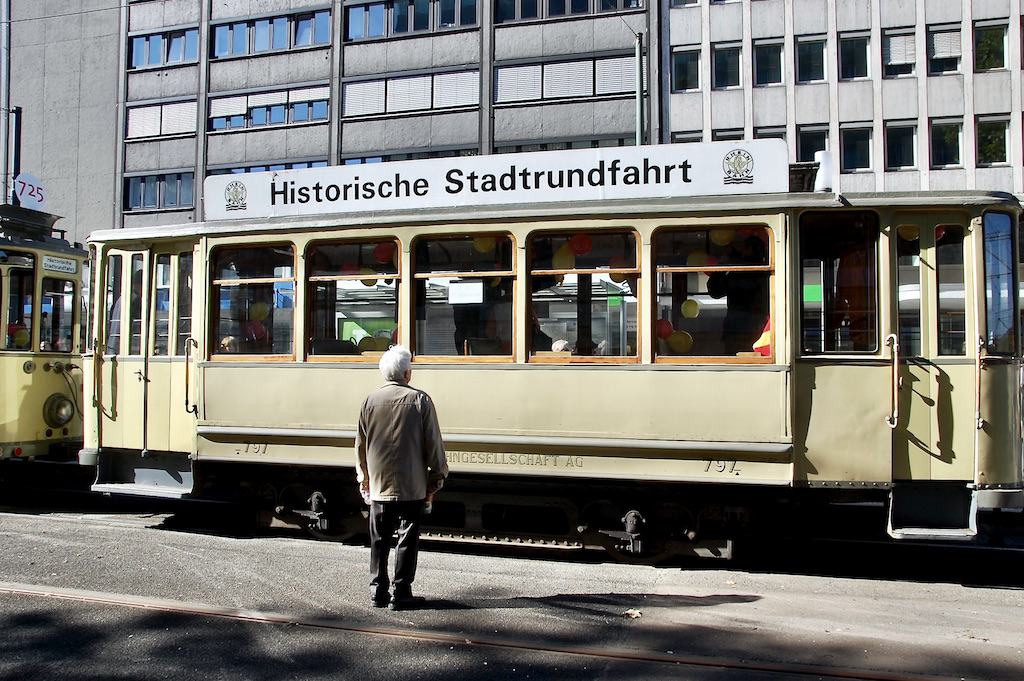 Oldie-Bahnen und ‑Busse nehmen wieder Fahrt auf