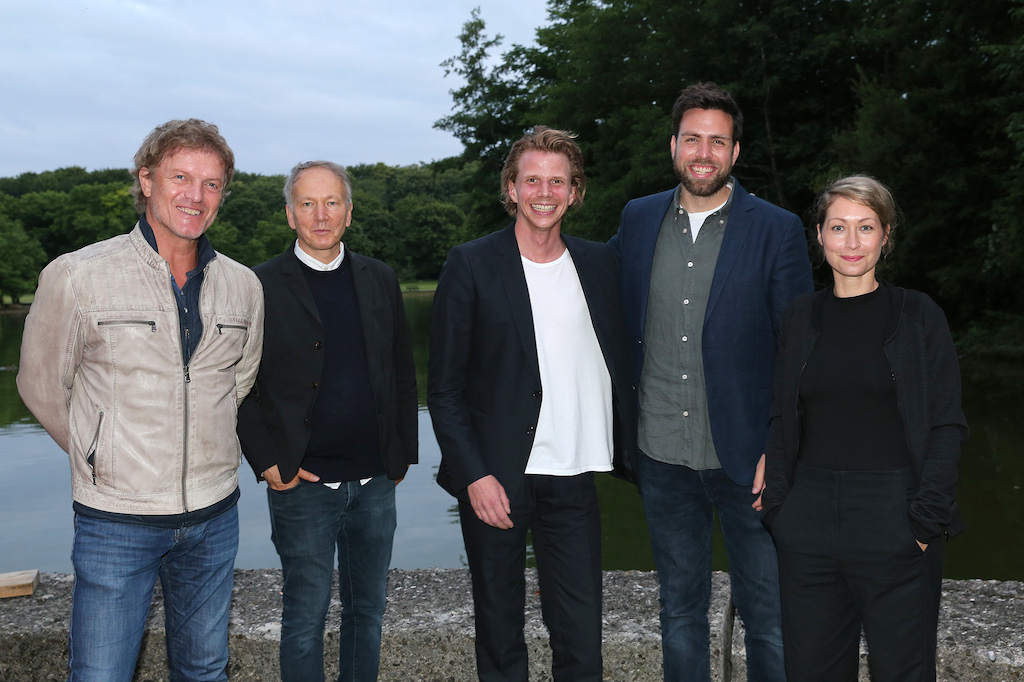 Regisseur und Produzenten vor Ort im Open Air Kino