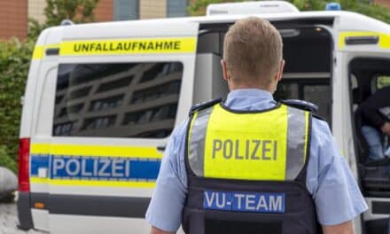 Schwerer Verkehrsunfall in Düsseldorf-Eller: Motorradfahrerin bei Kollision mit Pkw schwer verletzt