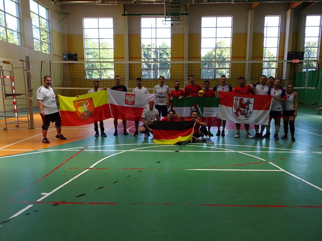 Städtepartnerschaftlicher Austausch im Rahmen eines LSBTIQ+ Volleyballturniers in Warschau