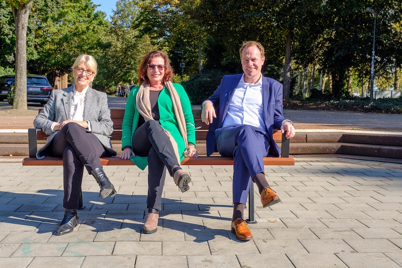 Sitzbänke in Grünanlagen, auf Friedhöfen und im Wildpark werden mit Armlehnen nachgerüstet