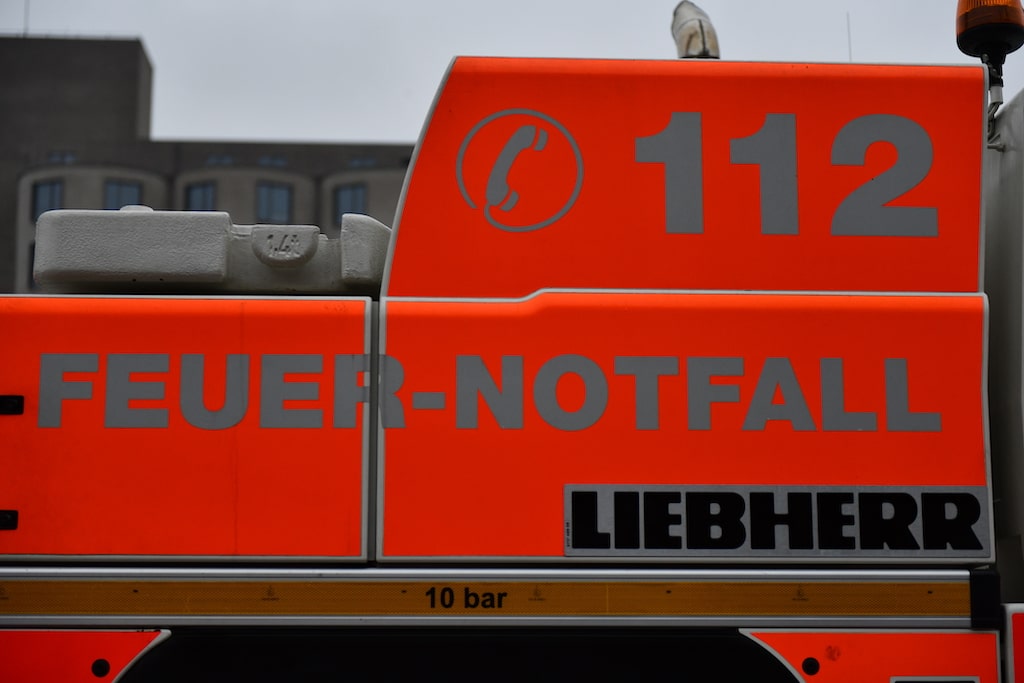 Verkehrsunfall zwischen Linienbus und Abschleppwagen