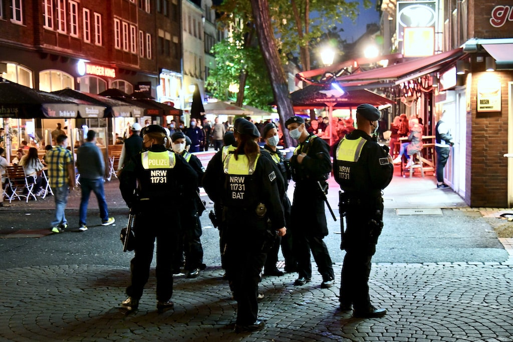 Randalierer greift Rettungskräfte an