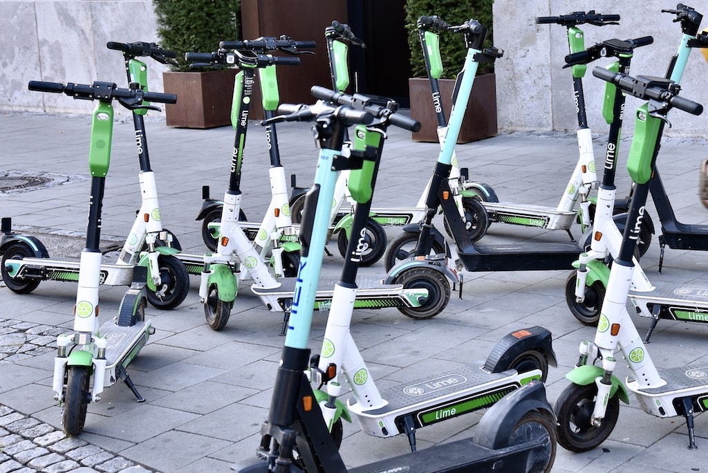 E‑Scooter-Fahrerin flüchtet nach Unfall – Polizei sucht Zeugen