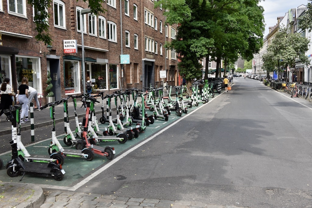 E‑Scooter-Fahrer von Pkw erfasst und schwer verletzt