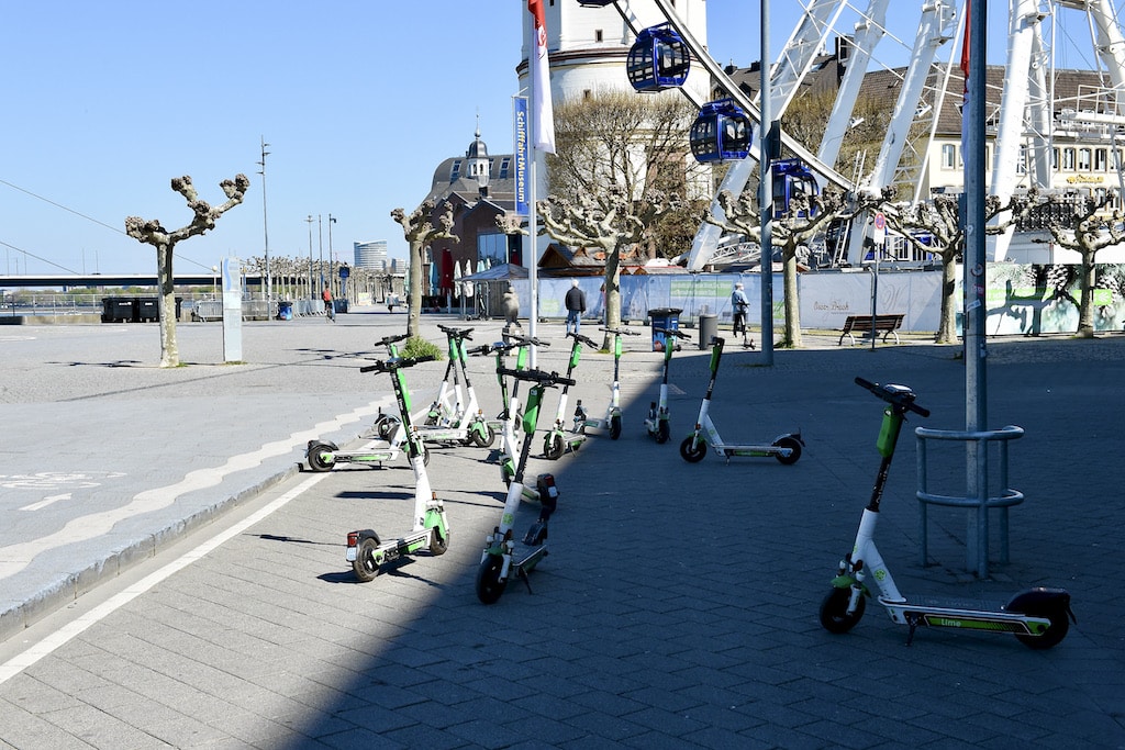 Frau stürzt mit E‑Scooter