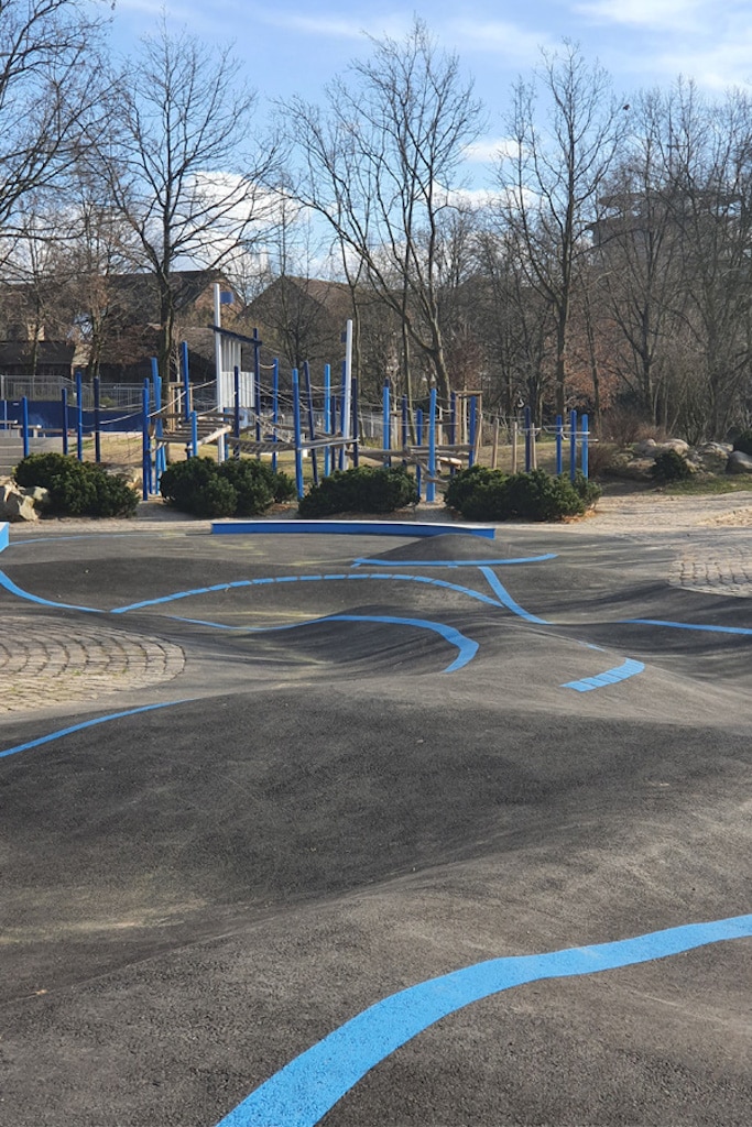 Die Roll-Arena am Kinderspielplatz "Vor dem Deich" ist eröffnet: Auf asphaltierten Aufwölbungen und Hügelketten können sich Kinder und Jugendliche ab sofort mit verschiedensten Fahrzeugen bewegen,(c)Elisabeth Albertshofer Die Roll-Arena am Kinderspielplatz "Vor dem Deich" ist eröffnet: Auf asphaltierten Aufwölbungen und Hügelketten können sich Kinder und Jugendliche ab sofort mit verschiedensten Fahrzeugen bewegen,(c)Elisabeth Albertshofer