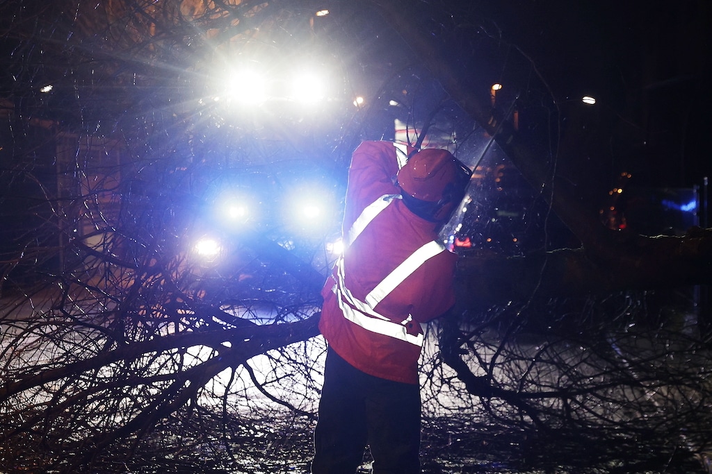 Feuerwehr rückte zu Wasserschäden, umgestürzten Bäumen und abgeknickten Ästen&nbsp;aus