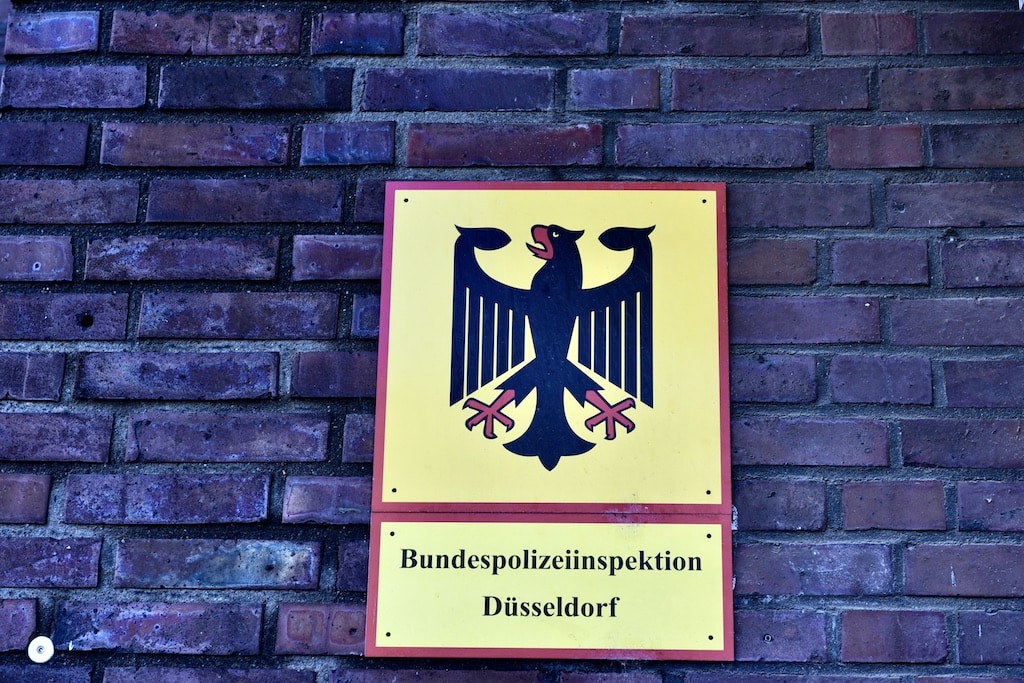 Sexuelle Belästigung im Regionalexpress – Frau setzt Pfefferspray gegen Tatverdächtigen ein