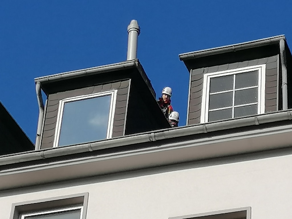 Einsturzgefährdeter Schornstein auf Wohnhaus muss aufwendig abgetragen werden