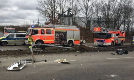 Verkehrsunfall zwischen zwei Lkw und einem&nbsp;Pkw
